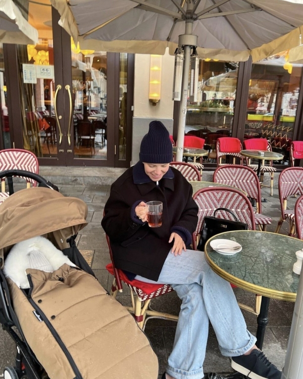 Mom outfit: стильные образы инфлюенсеров на прогулке