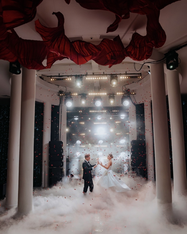 Сентябрь горит: обсессия красным на свадьбе в