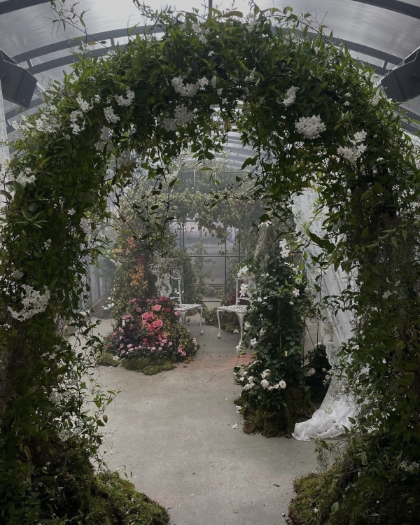 Цветет и пахнет. Как переосмыслить цветочную арку?