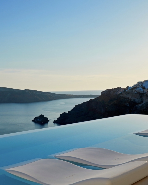 Греческий гламур: 10 лучших отелей для медового