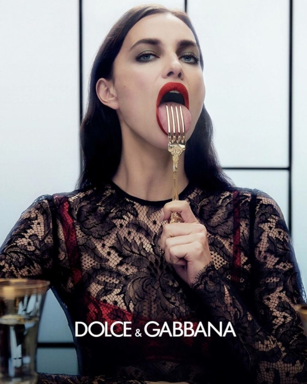 Ирина Шейк в новом образе на обложке