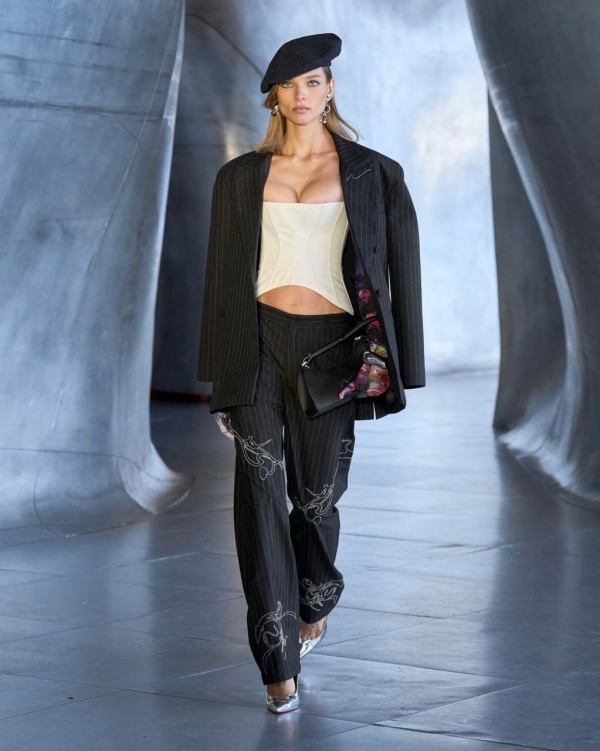 Алеся Кафельникова открыла показ в Париже