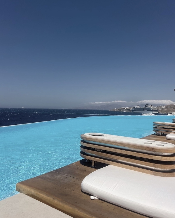 Греческий гламур: 10 лучших отелей для медового