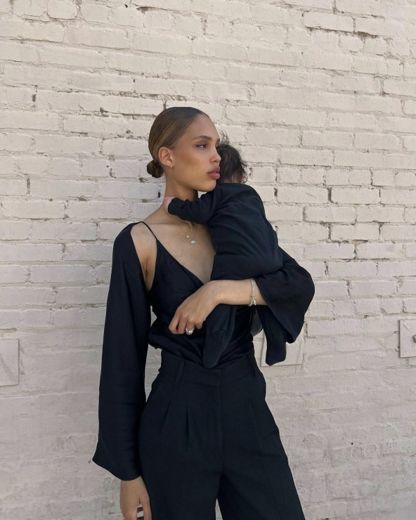 Mom outfit: стильные образы инфлюенсеров на прогулке