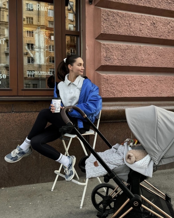 Mom outfit: стильные образы инфлюенсеров на прогулке