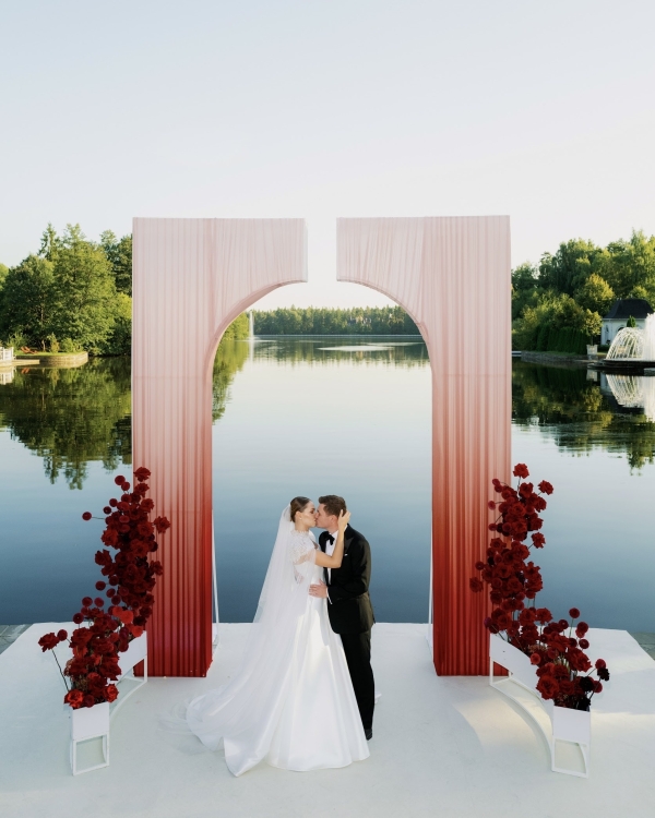 Сентябрь горит: обсессия красным на свадьбе в