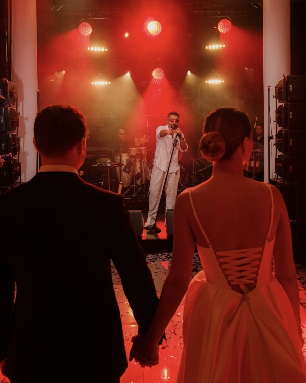 Сентябрь горит: обсессия красным на свадьбе в