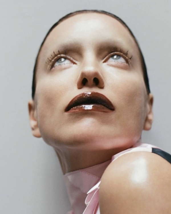 Ирина Шейк в новом образе на обложке