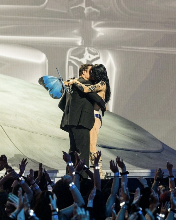 Триумф Тейлор Свифт, трогательные Кэти Перри и