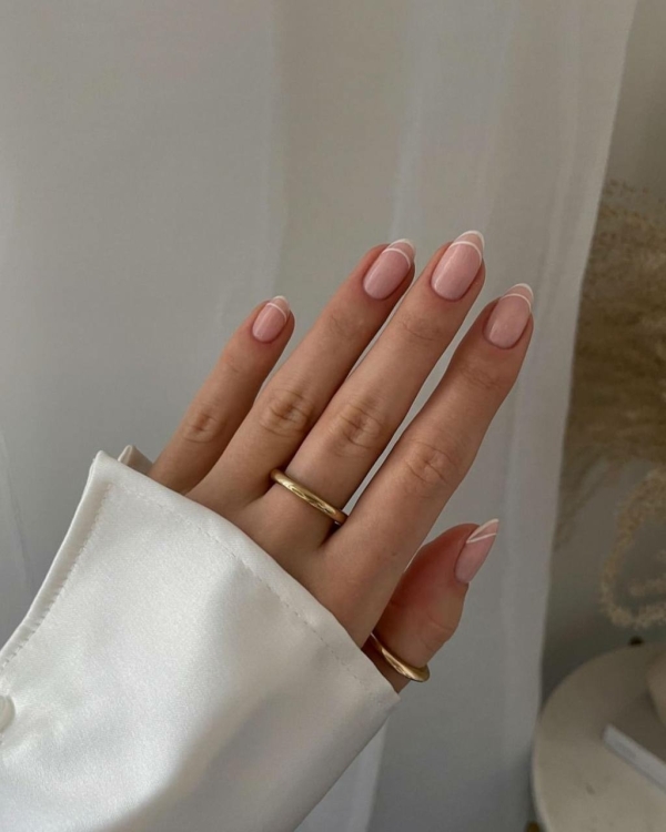 Невидимый френч — новый тренд в маникюре,