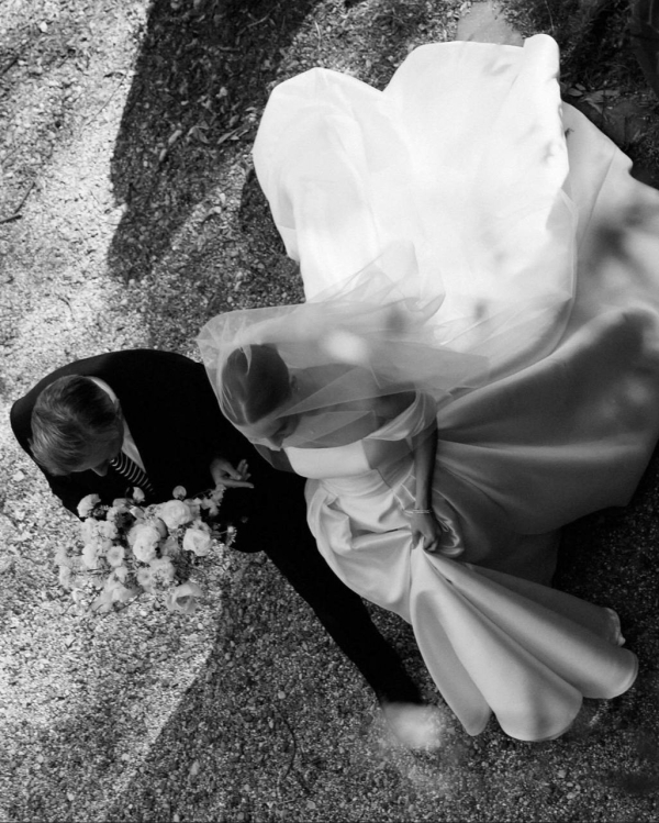 Что подарить жениху в день свадьбы?