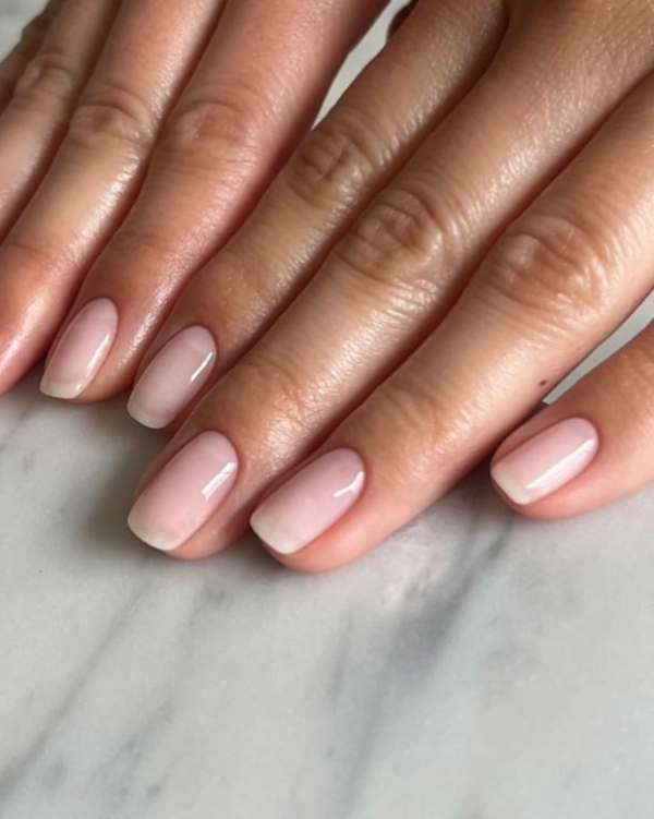 Невидимый френч — новый тренд в маникюре,