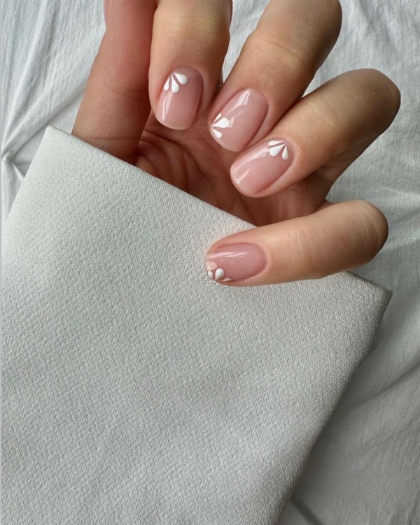 Невидимый френч — новый тренд в маникюре,