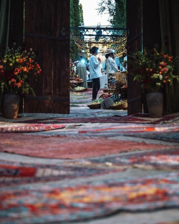 Одним глазом на вас, другим — на