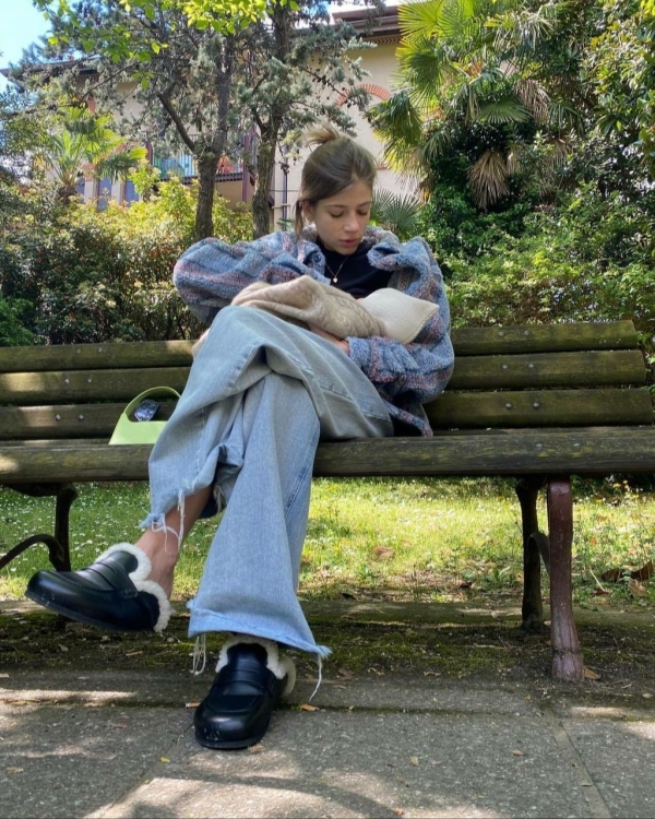 Mom outfit: стильные образы инфлюенсеров на прогулке