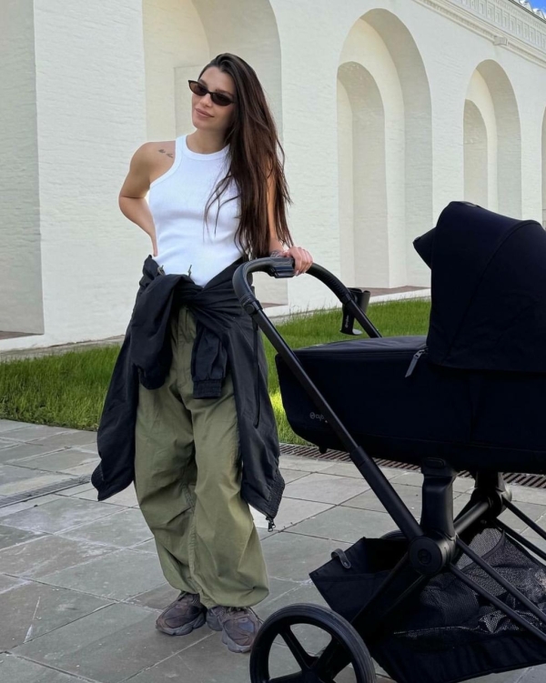 Mom outfit: стильные образы инфлюенсеров на прогулке