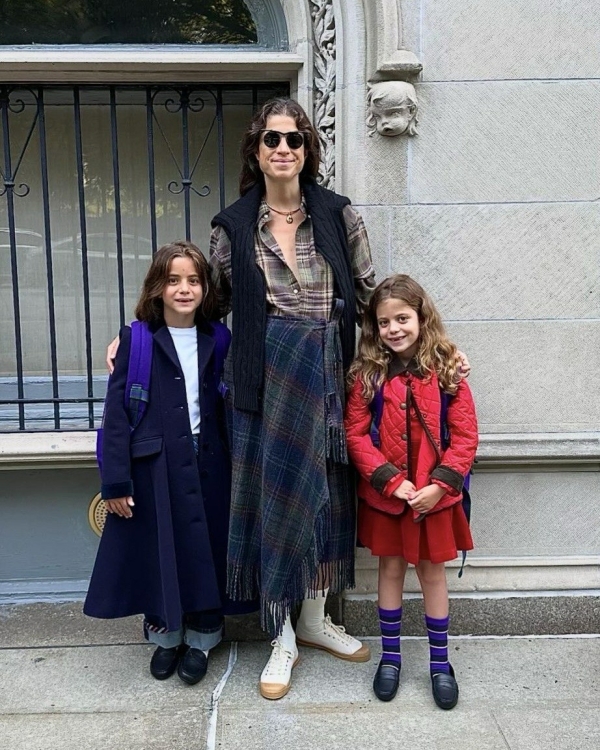 Mom outfit: стильные образы инфлюенсеров на прогулке