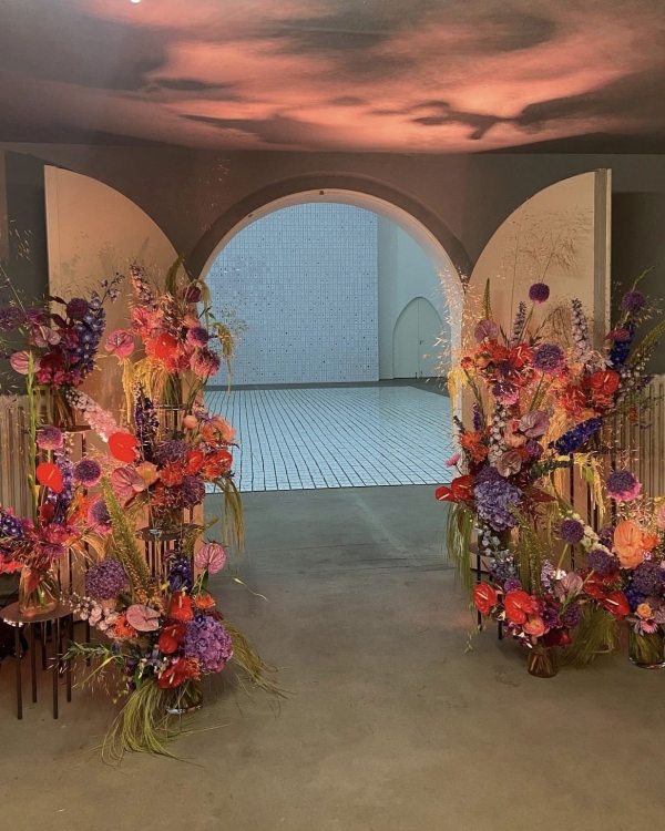 Цветет и пахнет. Как переосмыслить цветочную арку?