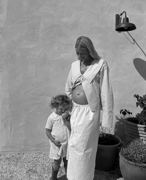 Mom outfit: стильные образы инфлюенсеров на прогулке