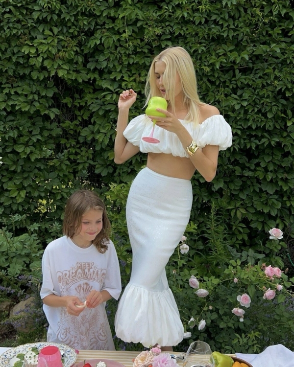 Mom outfit: стильные образы инфлюенсеров на прогулке