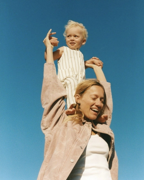 Mom outfit: стильные образы инфлюенсеров на прогулке