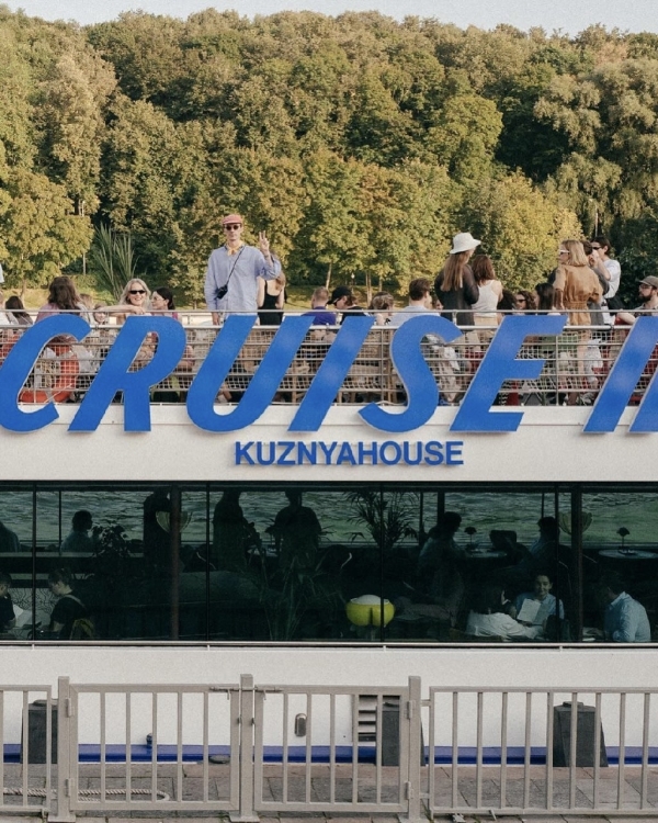 Завтракаем с игристым в «Зойке», смотрим кино