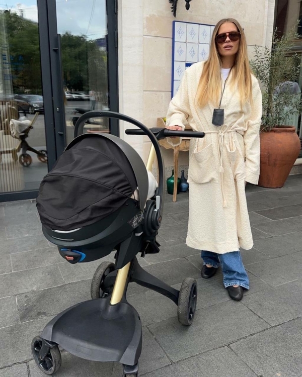 Mom outfit: стильные образы инфлюенсеров на прогулке