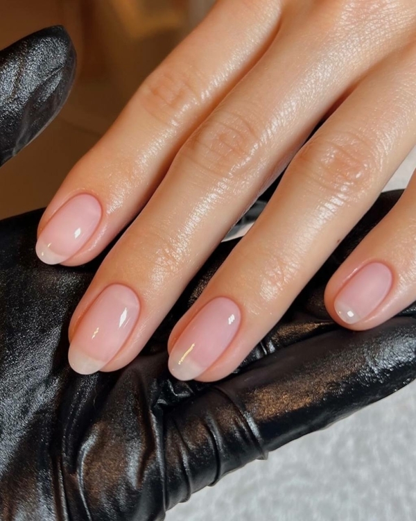 Невидимый френч — новый тренд в маникюре,