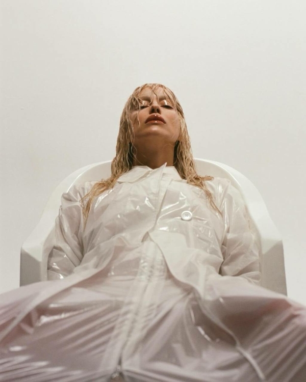 Ирина Шейк в новом образе на обложке