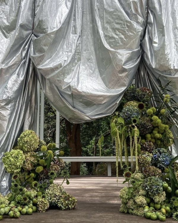 Цветет и пахнет. Как переосмыслить цветочную арку?