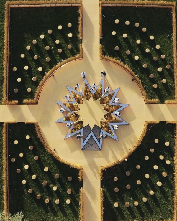 Чем заменить цветочную арку на церемонии?