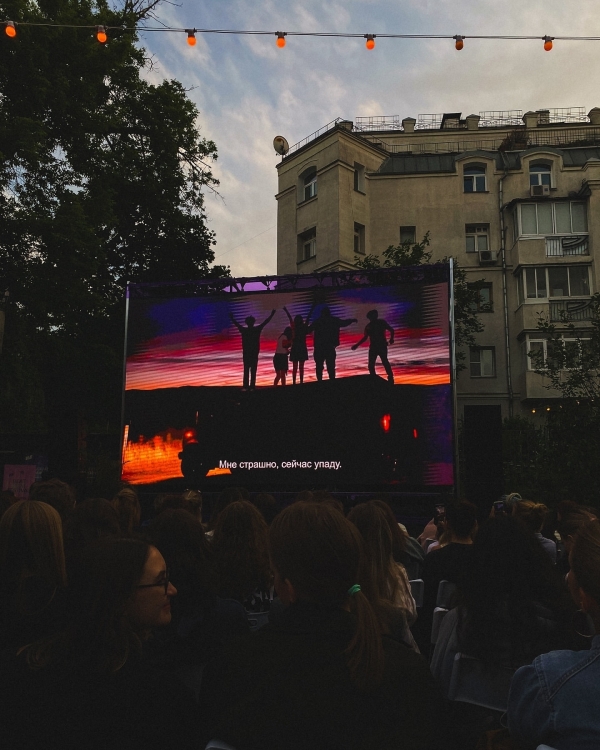 Завтракаем с игристым в «Зойке», смотрим кино