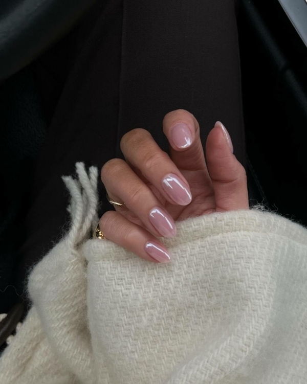 Невидимый френч — новый тренд в маникюре,