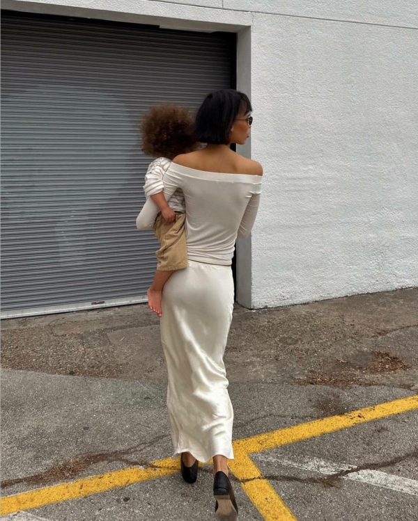 Mom outfit: стильные образы инфлюенсеров на прогулке