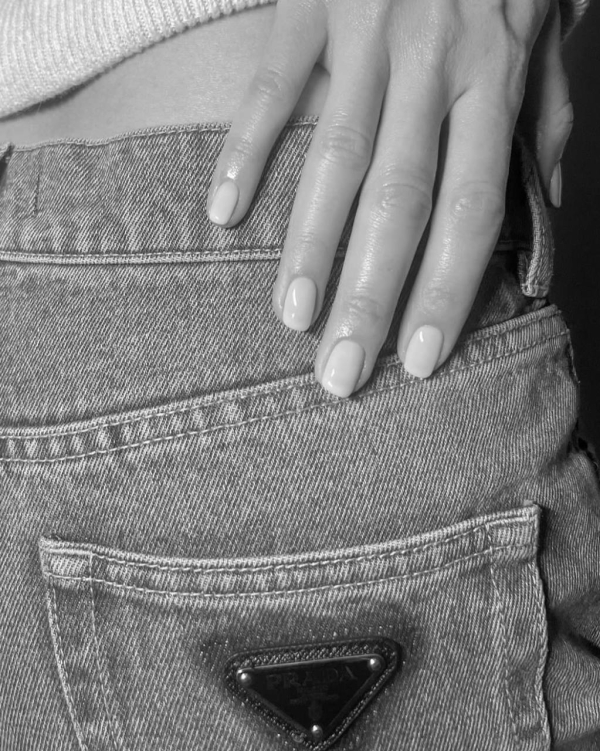 Невидимый френч — новый тренд в маникюре,