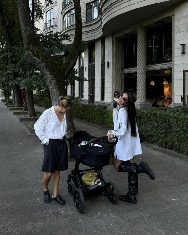 Mom outfit: стильные образы инфлюенсеров на прогулке