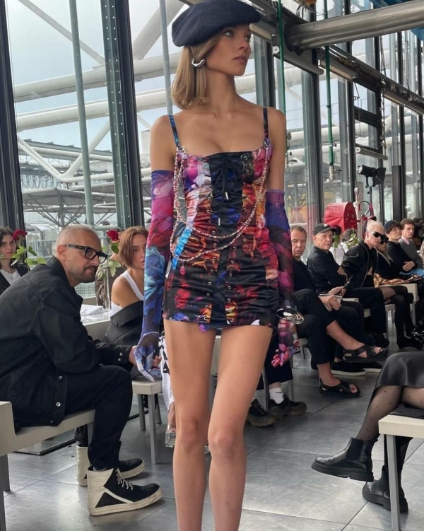 Алеся Кафельникова открыла показ в Париже