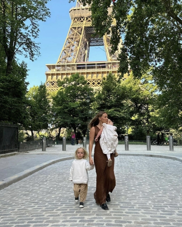 Mom outfit: стильные образы инфлюенсеров на прогулке