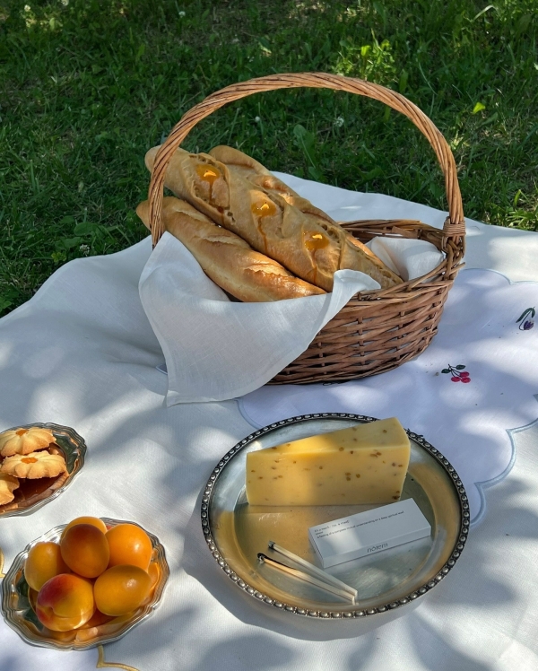 Завтракаем с игристым в «Зойке», смотрим кино