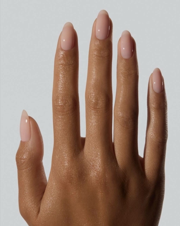 Невидимый френч — новый тренд в маникюре,
