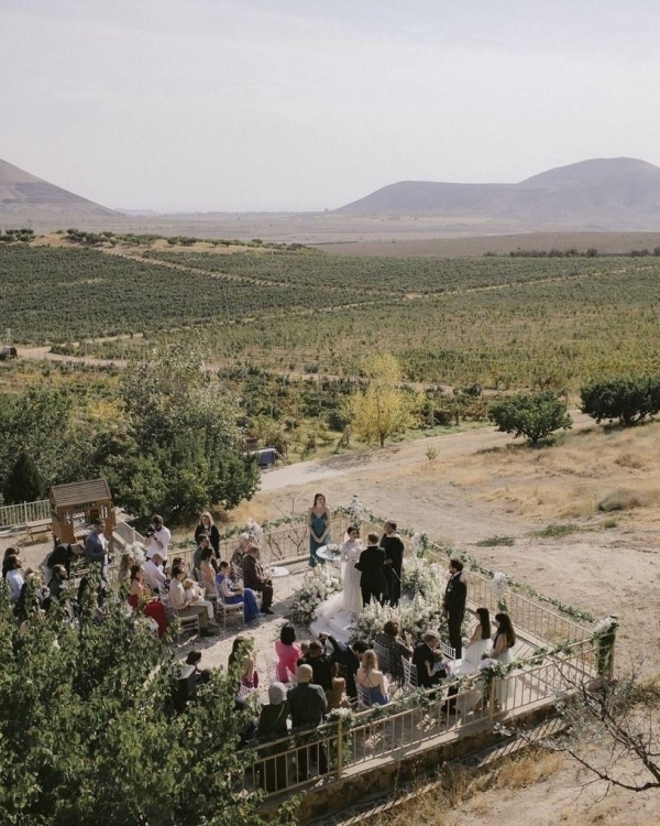 Одним глазом на вас, другим — на