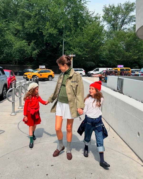 Mom outfit: стильные образы инфлюенсеров на прогулке