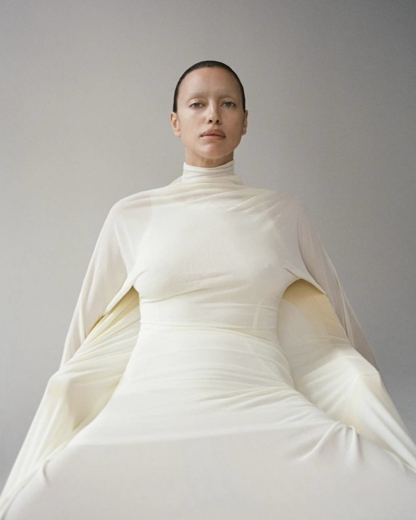 Ирина Шейк в новом образе на обложке