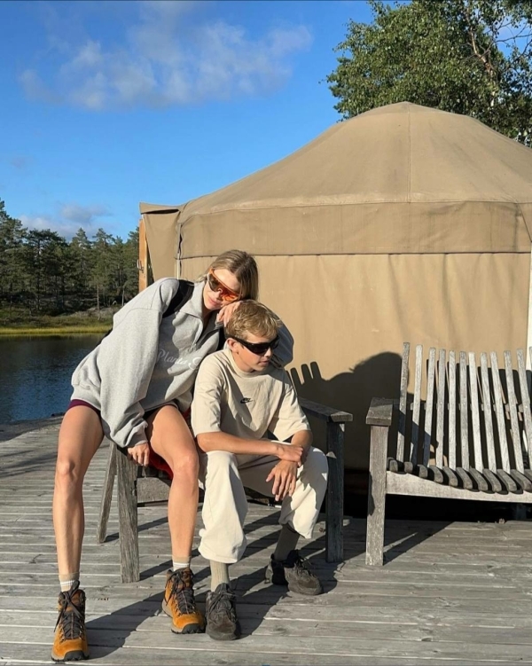 Mom outfit: стильные образы инфлюенсеров на прогулке