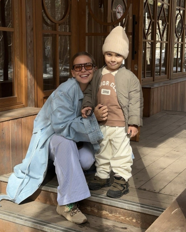 Mom outfit: стильные образы инфлюенсеров на прогулке