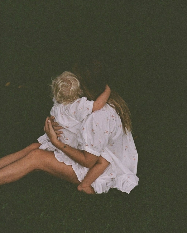 Mom outfit: стильные образы инфлюенсеров на прогулке