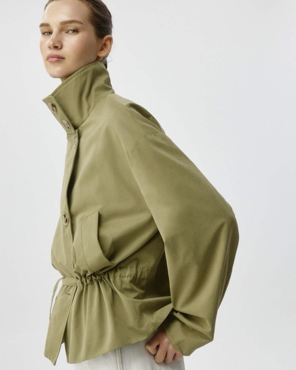 Нашли 30 отличных тренчей на осень —