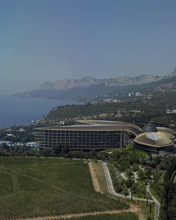 Парящий мост, виноградники и море. Что предлагает