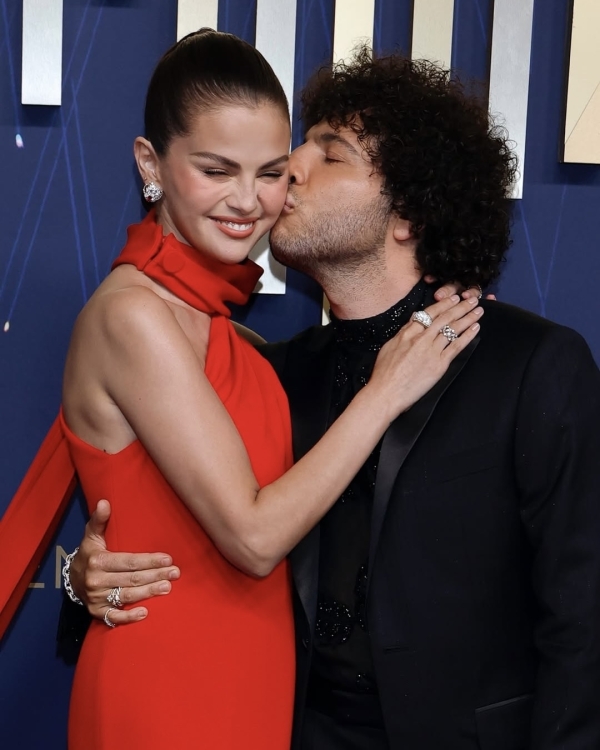 Лучшие образы звезд с красной дорожки «Эмми»