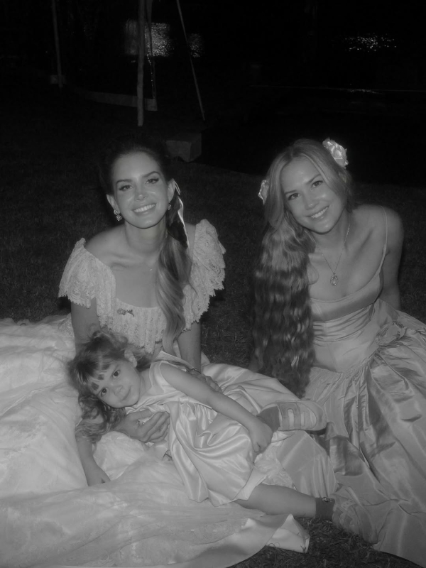 Лана Дель Рей впервые поделилась свадебными фотографиями